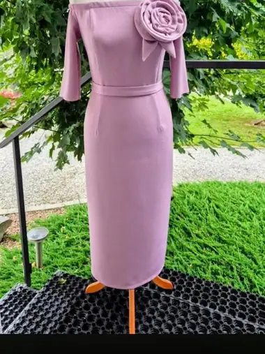Púdrovoružové puzdrové šaty s ružou na pleci — MŠ Fashion, Kvetoslavov