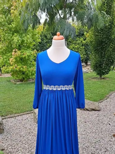 Modré šaty s ozdobným pásom v páse — MŠ Fashion, Kvetoslavov