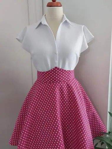 Biela blúzka a ružová bodkovaná kolesová sukňa — MŠ Fashion, Kvetoslavov